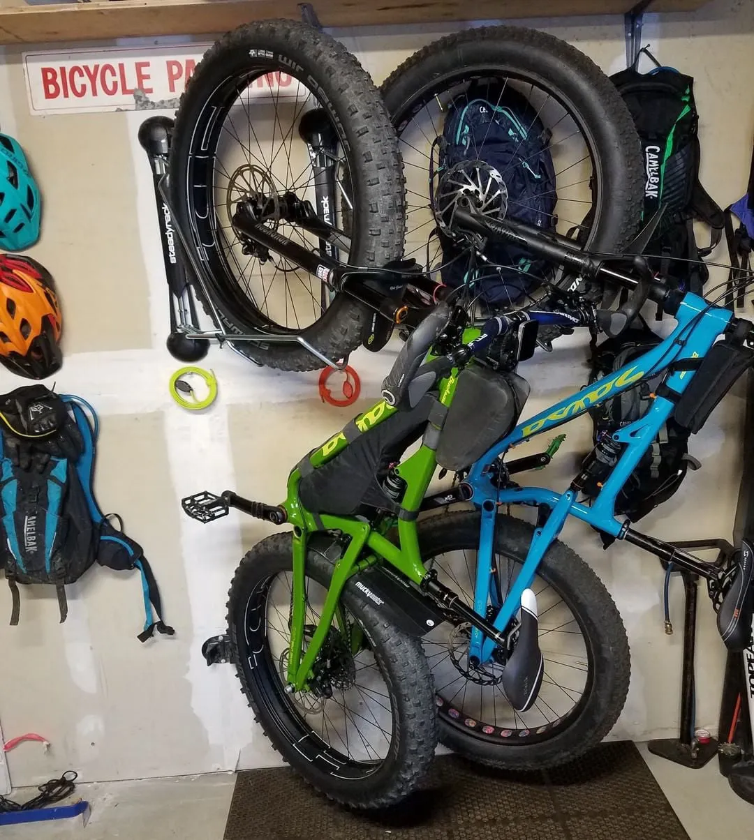 OUTLET | Fat Tire Swivel Bike Wall Rack